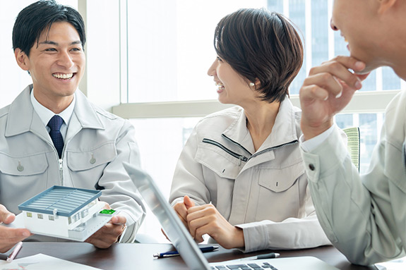 写真：女性社員のイメージ